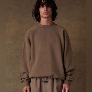 Fear of God Essentials Crew Neck Sweatshirt in Wood - Size Small